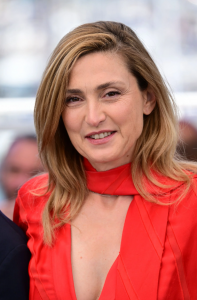 Julie Gayet – Actrice et productrice, elle est connue pour sa pratique du jeu de rôle.
